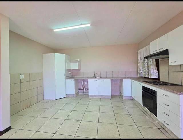 3 BEDROOM APARTMENT FOR SALE IN CONSTANTIA KLOOF